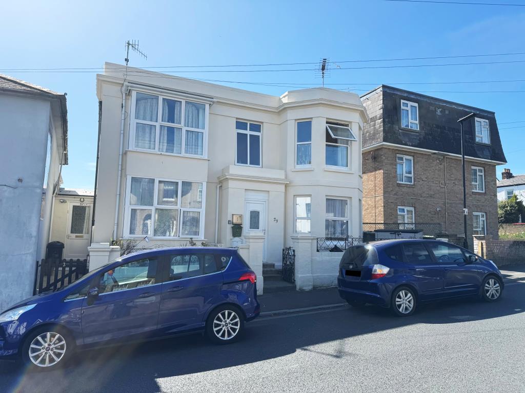 Lot: 154 - FREEHOLD TOWN CENTRE BLOCK OF FOUR FLATS FOR INVESTMENT - A View of the Front from Star Street
